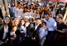 El gobernador Alejandro Murat Hinojosa, en compañía de la presidenta del DIF Estatal, Ivette Morán de Murat, el edil de Oaxaca de Juárez, Oswaldo García Jarquín, recorrieron los stands instalados en la 122 edición de la tradicional Noche de Rábanos.