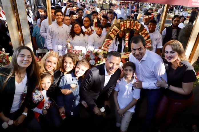 El gobernador Alejandro Murat Hinojosa, en compañía de la presidenta del DIF Estatal, Ivette Morán de Murat, el edil de Oaxaca de Juárez, Oswaldo García Jarquín, recorrieron los stands instalados en la 122 edición de la tradicional Noche de Rábanos.