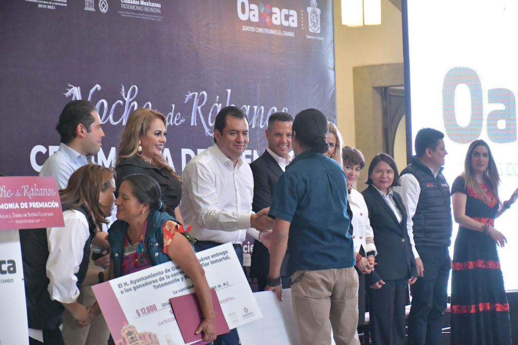 El edil, Oswaldo García Jarquín y el Gobernador, Alejandro Murat, premiaron a las y los ganadores en las diferentes categorías del Concurso de Noche de Rábanos