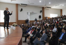 Miguel Carbonell conversó con estudiantes de la Facultad de Derecho.