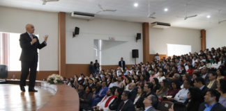 Miguel Carbonell conversó con estudiantes de la Facultad de Derecho.