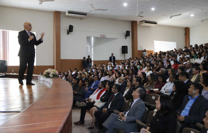 Miguel Carbonell conversó con estudiantes de la Facultad de Derecho.