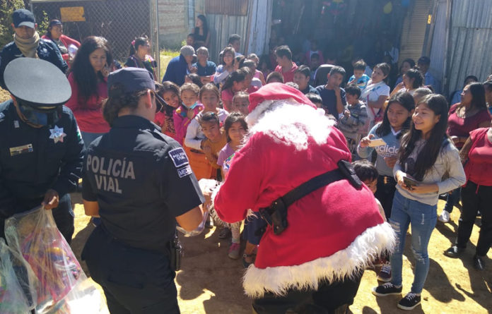 Elementos de la Subdirección de Tránsito y Movilidad entregaron obsequios a niños en condición vulnerable; fomentan la proximidad social con la población.