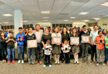 Niños, niñas y adolescentes que recibieron su Pasaporte Americano y ganadoras y ganadores del 3er concurso de Ensayo sobre Migración.
