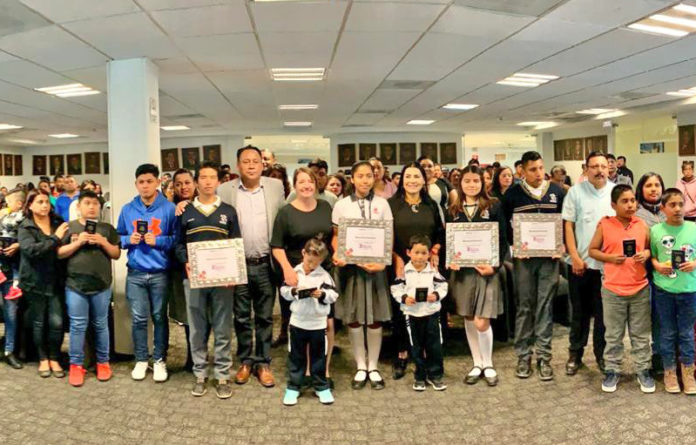 Niños, niñas y adolescentes que recibieron su Pasaporte Americano y ganadoras y ganadores del 3er concurso de Ensayo sobre Migración.