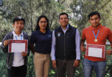 Marco Antonio Aquino Gallegos y Antonio Pérez Luis, estudiantes de la Escuela de Ciencias de la UABJO, acompañados del rector, Eduardo Bautista Martínez.