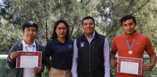 Marco Antonio Aquino Gallegos y Antonio Pérez Luis, estudiantes de la Escuela de Ciencias de la UABJO, acompañados del rector, Eduardo Bautista Martínez.