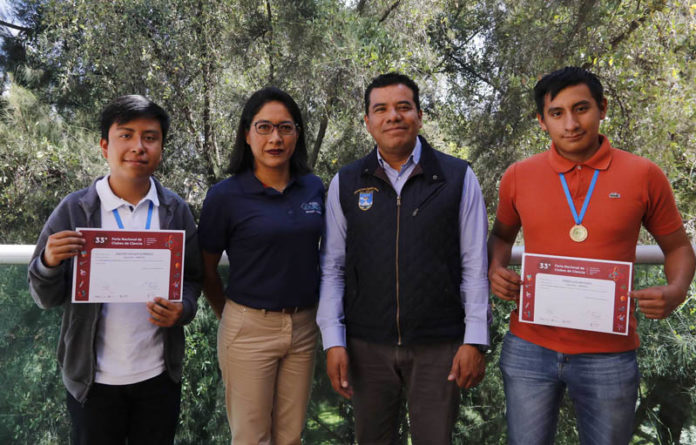 Marco Antonio Aquino Gallegos y Antonio Pérez Luis, estudiantes de la Escuela de Ciencias de la UABJO, acompañados del rector, Eduardo Bautista Martínez.