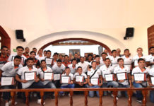 Las y los regidores del Ayuntamiento de Oaxaca de Juárez entregaron reconocimientos a jugadores, equipo técnico y directiva del equipo de fútbol Alebrijes de Oaxaca.