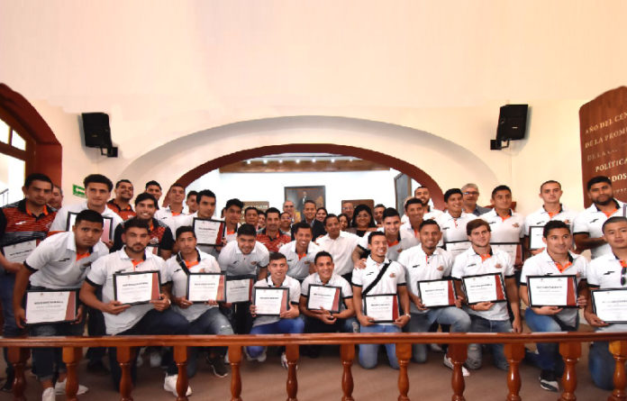 Las y los regidores del Ayuntamiento de Oaxaca de Juárez entregaron reconocimientos a jugadores, equipo técnico y directiva del equipo de fútbol Alebrijes de Oaxaca.