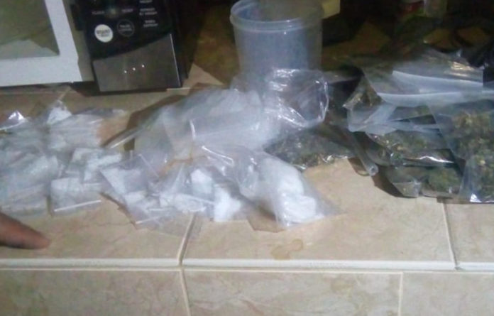 Durante el operativo, los agentes investigadores aseguraron 86 dosis de cristal, una bolsa con aproximadamente 40 gramos de cristal y 15 bolsas de mariguana, así como recipientes para la elaboración de droga sintética. Asimismo, se aseguró un arma calibre 9 mm y 28 cartuchos calibre 38.