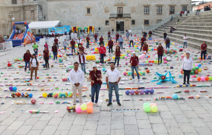 Gracias a la generosidad de las y los oaxaqueños se recabaron más de 5 mil obsequios; serán entregados a niñas y niños de la capital el próximo 6 de enero en la “Ruta del Juguete”.