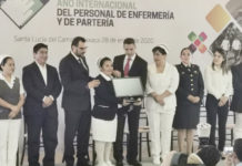 El gobernador Alejandro Murat Hinojosa realizó la entrega de equipo de cómputo al personal de enfermería de los hospitales de Teotitlán del de Flores Magón; de Santiago Tamazola y de Santa María Huatulco.