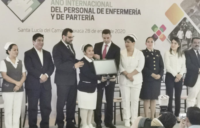 El gobernador Alejandro Murat Hinojosa realizó la entrega de equipo de cómputo al personal de enfermería de los hospitales de Teotitlán del de Flores Magón; de Santiago Tamazola y de Santa María Huatulco.