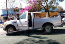 Por un problema de tránsito se enfrenta automovilista contra taxista de los azules, la tarde de ayer sobre la carretera internacional 190, en la agencia Santa Rosa Panzacola.