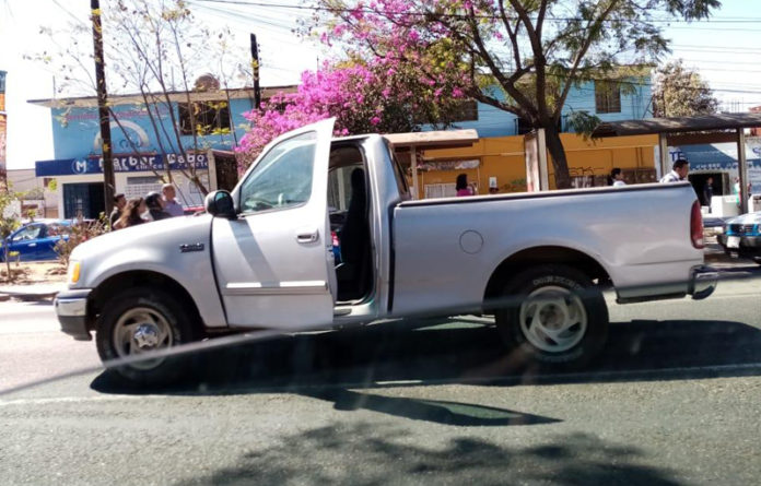 Por un problema de tránsito se enfrenta automovilista contra taxista de los azules, la tarde de ayer sobre la carretera internacional 190, en la agencia Santa Rosa Panzacola.