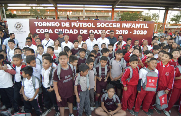 El Presidente Municipal de Oaxaca de Juárez, Oswaldo García Jarquín, encabezó la entrega de kits deportivos a 893 niñas y niños que participan en el Torneo de Fútbol Soccer Infantil “Copa Ciudad de Oaxaca 2019-2020”.