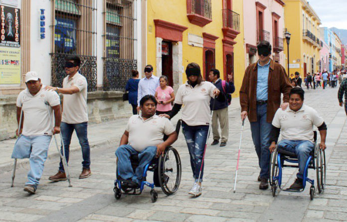 Orienta a anfitriones turísticos y prestadores de servicios en la ciudad para brindar servicios integrales de calidad y ofrecer una mejor experiencia a visitantes.