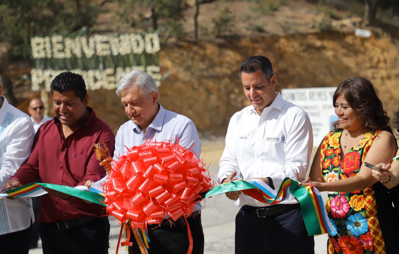 El gobernador Alejandro Murat y el presidente de México, Andrés Manuel López Obrador, inauguraron la pavimentación del acceso a la cabecera municipal de Santos Reyes Yucuná.