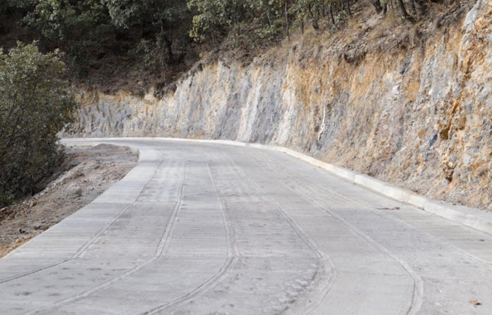 Murat Hinojosa señaló que esta obra de siete kilómetros, contribuye al desarrollo de las y los habitantes del lugar, al acercarles la escuela, la clínica, el mercado, el trabajo, bienes y servicios.