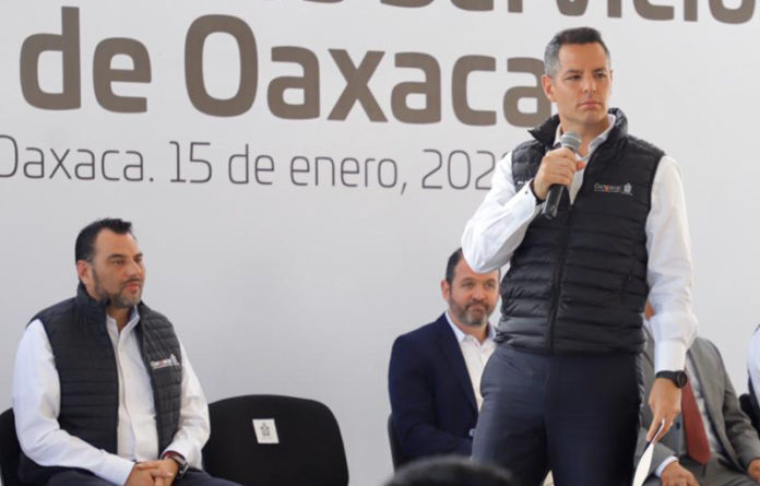 El gobernador Alejandro Murat entregó ambulancias, vehículos, equipo médico, instrumental y mobiliario para hospitales de los SSO.