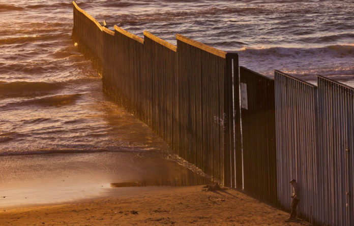 La valla separa a San Diego y Tijuana y se adentra unos 100 metros en el mar.