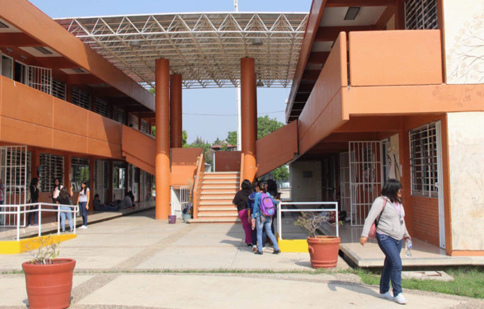 La Facultad de Idiomas de la Universidad Autónoma “Benito Juárez” de Oaxaca (FI-UABJO), ofrece la Maestría en Traducción e Interpretación de Lenguas Indígenas.
