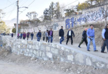 En la calle Monte Oreb, servidores públicos municipales inauguraron la construcción de 150 metros lineales del muro de contención.