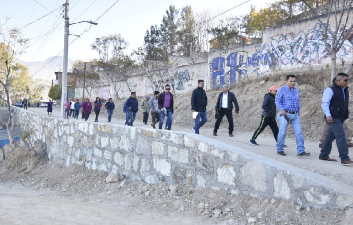 En la calle Monte Oreb, servidores públicos municipales inauguraron la construcción de 150 metros lineales del muro de contención.