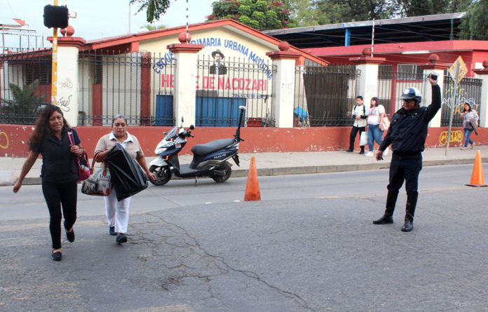 Detalló que desde las 6:00 horas, las y los agentes resguardarán las vialidades en 38 planteles escolares ubicados en la capital oaxaqueña.