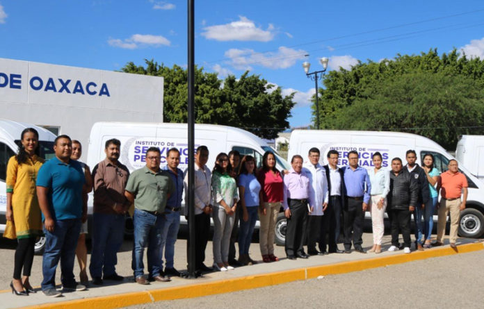 El Fiscal General, Rubén Vasconcelos Méndez entregó cinco unidades tipo Van y una camioneta para las áreas periciales en la Cuenca, Costa, Istmo, Mixteca y Valles Centrales.