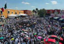 Miles de alumnos de medicina y conductores de Uber protestaron ayer en Casa Aguayo, sede del gobierno de Puebla, para exigir justicia por el homicidio de tres estudiantes y de un chofer, perpetrado el domingo en el municipio de Huejotzingo. Foto José Castañares.