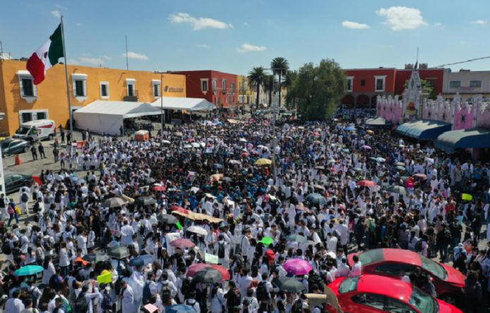 Miles de alumnos de medicina y conductores de Uber protestaron ayer en Casa Aguayo, sede del gobierno de Puebla, para exigir justicia por el homicidio de tres estudiantes y de un chofer, perpetrado el domingo en el municipio de Huejotzingo. Foto José Castañares.