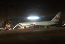 La nave Boeing 767-300 de la compañía Air Canada reposa sobre una pista del aeropuerto madrileño de Barajas tras el aterrizaje de emergencia. Foto Ap.