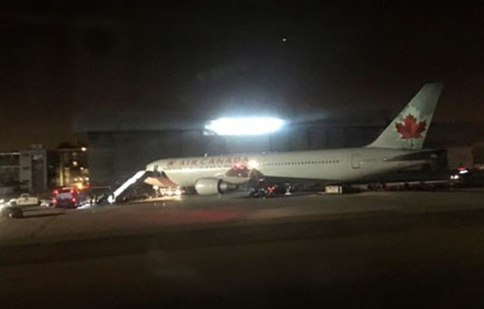 La nave Boeing 767-300 de la compañía Air Canada reposa sobre una pista del aeropuerto madrileño de Barajas tras el aterrizaje de emergencia. Foto Ap.