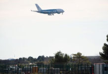 El segundo avión fletado por el gobierno francés para repatriar 250 personas, entre ellas 65 franceses y 10 mexicanos, de Wuhan, aterrizó en el aeropuerto militar de Istres, al sur de Francia, el 2 de febrero pasado. Foto Afp .