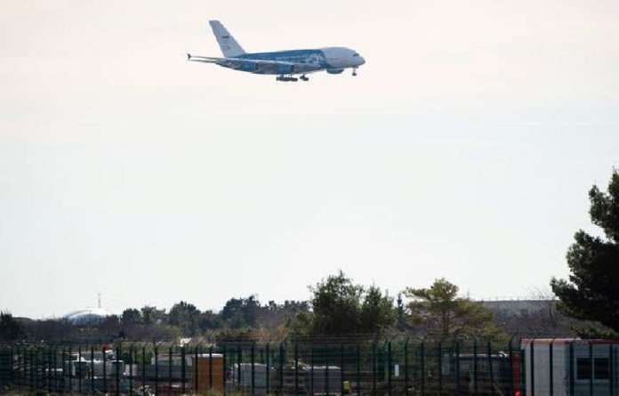 El segundo avión fletado por el gobierno francés para repatriar 250 personas, entre ellas 65 franceses y 10 mexicanos, de Wuhan, aterrizó en el aeropuerto militar de Istres, al sur de Francia, el 2 de febrero pasado. Foto Afp .