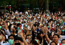 studiantes tailandeses protestaron ayer luego de que el gobierno ordenó la disolución del partido Futuro Hacia Adelante, de corte antimilitar, pero debido a la epidemia del Covid-19 los manifestantes optaron por acudir con cubrebocas. Foto Afp.