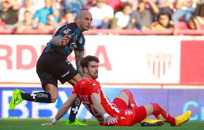 Ariel Nahuelpán, del Querétaro, hizo un doblete ante el conjunto de los Rayos del Necaxa, en el duelo de la fecha 6 del Clausura 2020. Foto Jam Media.