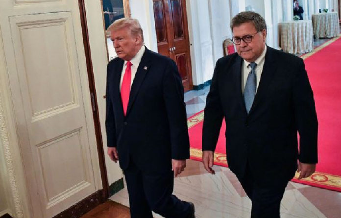 Más de mil ex funcionarios pidieron la renuncia de William Barr, alegando que junto a Trump viola la imparcialidad al aplicar las leyes. Foto Afp.