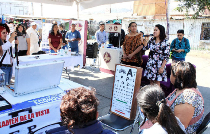 Con el programa “Feria de las Mujeres”, el Ayuntamiento de Oaxaca de Juárez brinda más de 12 servicios a locatarias y visitantes de esta plaza pública.