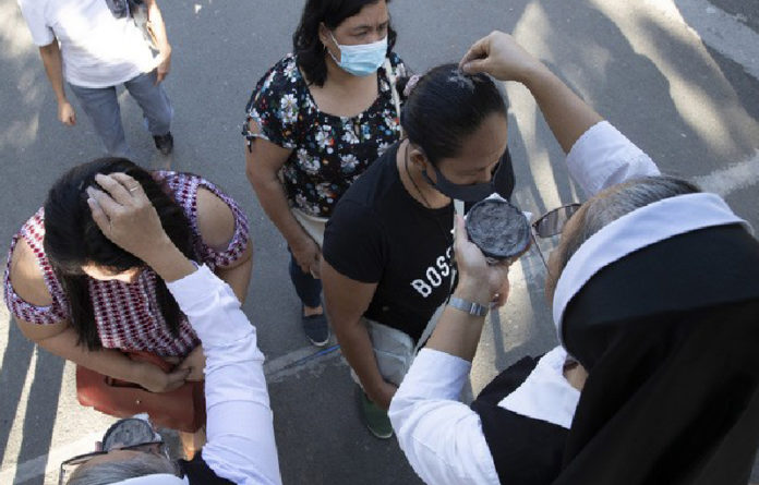 Miércoles de ceniza en Manila, Filipinas, entre el temor por la propagación del coronavirus. Foto Ap.