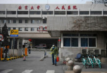 Hospital en Pekín donde se atienden casos de coronavirus. Foto Afp.