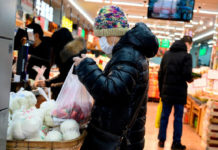 Personas en un supermercado de Beijing, China. Foto Afp.