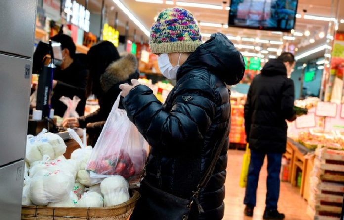 Personas en un supermercado de Beijing, China. Foto Afp.