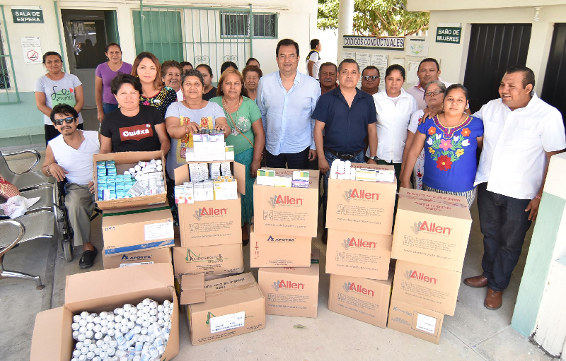 A nombre de mi esposa, la Presidenta del Sistema DIF Municipal, Patricia Benfield López, hacemos entrega de estos insumos.