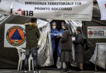 Monjas conversan con paramédicos en una carpa instalada por Protección Civil junto a la sala de emergencias del hospital Piacenza, en el norte de Italia, que ya reporta 17 decesos por el Covid-19.Foto Ap.