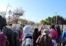 Chiapas: Policías se enfrentan con normalistas y padres de los 43 de Ayotzinapa, FOTO: La Verdad Noticias.