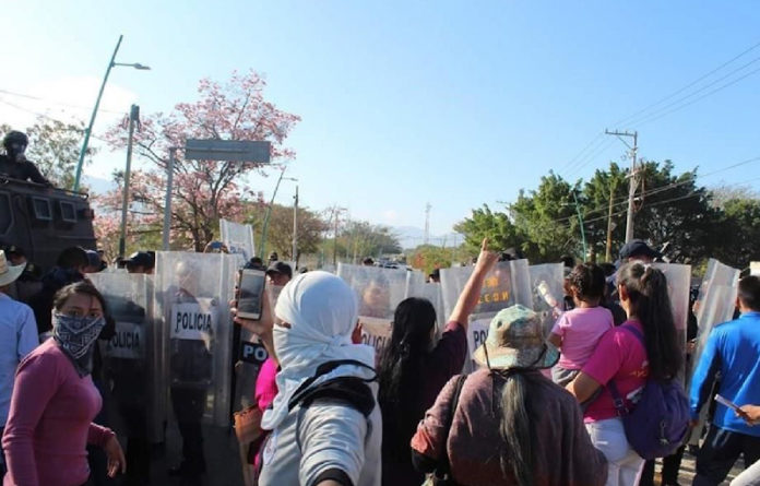 Chiapas: Policías se enfrentan con normalistas y padres de los 43 de Ayotzinapa, FOTO: La Verdad Noticias.