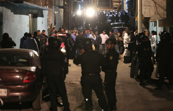 Policías resguardan la casa donde peritos de la Fiscalía General de Justicia de la Ciudad de México realizan un cateo en Xochimilco. Foto: José Antonio López.